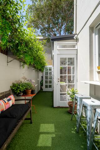 Surry Hills Crown 15 min walk to CBD 30 to Harbour gallery image 2