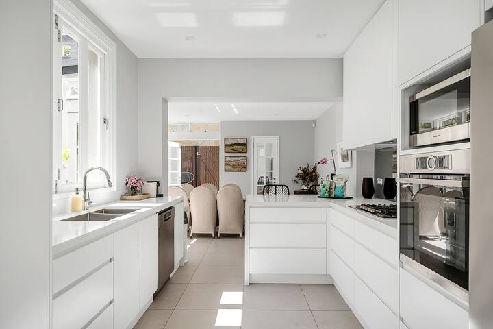 Surry Hills Crown 15 min walk to CBD 30 to Harbour gallery image 3