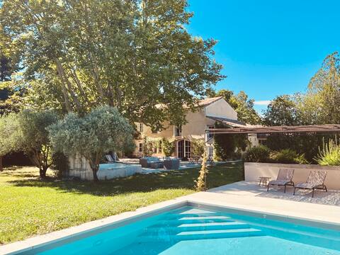 Provençal farmhouse of 1850, pool and fireplace