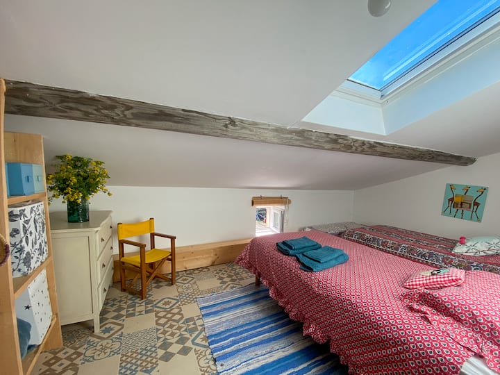 Loftsværelse med lavt loft, ideelt til børn. Beskyttelse af vinduer og skodder i træ. 