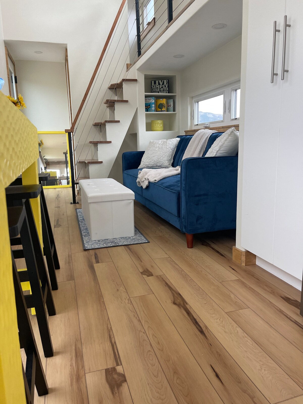 Divani paloset poshtë në krevat dopio. 