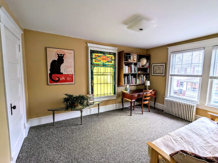 Sviđa mi se svaka prostorija u ovom stanu, ali ova mi je možda omiljena. Taj vitraž dao mi je iznimno velikodušan par koji ga je spasio od lokalne crkve  koja je trebala biti srušena. Živi ovdje i boji jutarnju sunčevu svjetlost.