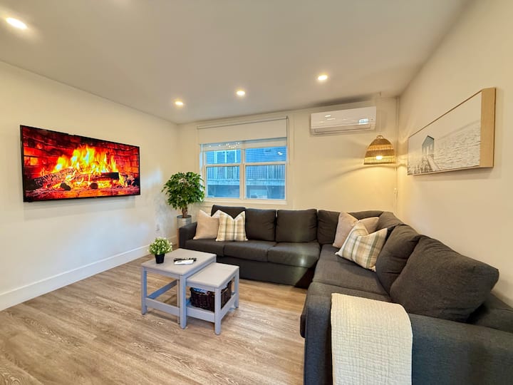 Downtown Oasis-with Private Hot Tub! Sleeps 4. - Halifax