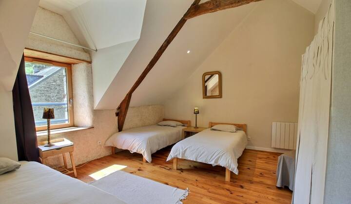 Chumba cha kulala 2 na vitanda 3 vya mtu mmoja