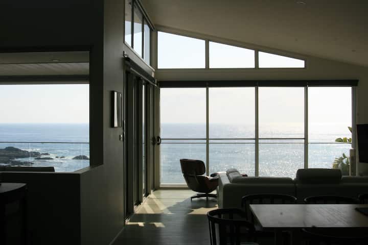 Spectacular unbroken ocean view. Pretty Point Bay