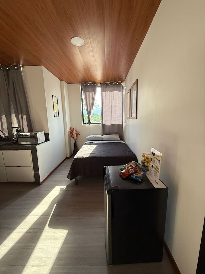 Целосно опремена кујна. Cocina equipada con todo.

Брачен кревет (широк 150-179 см) кој се наоѓа во дневната соба.
2 возрасни лица.