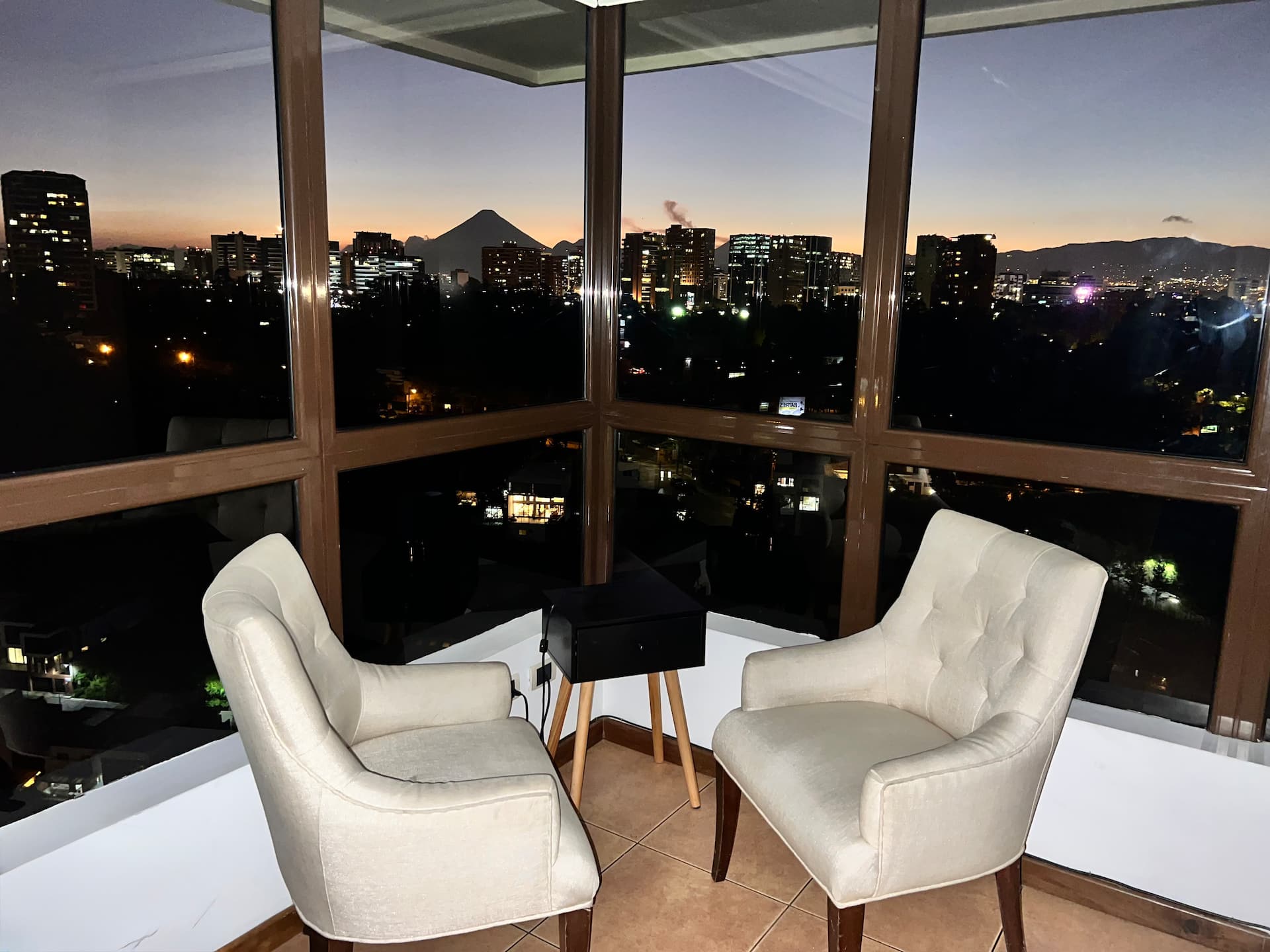 Private Top-Floor Loft in Z.15 AC, Views & Parking