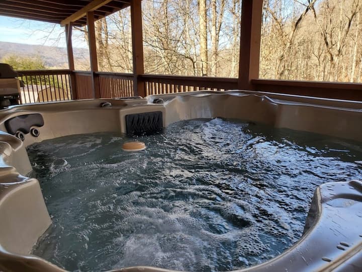3 Wakulla Way-sleeps 6, Hot Tub, Fp, Mtn View, Porch Cocktails, Paved Access - Maggie Valley, NC