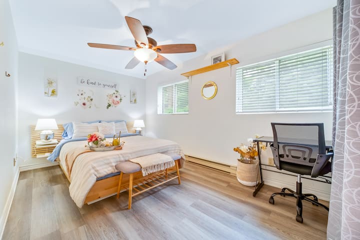 Kitanda cha Malkia na mpangilio wa ofisi