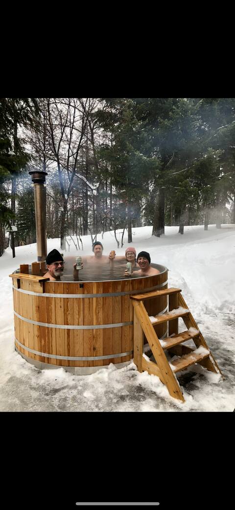 Private Lakefront Retreat, amazing views & hot tub