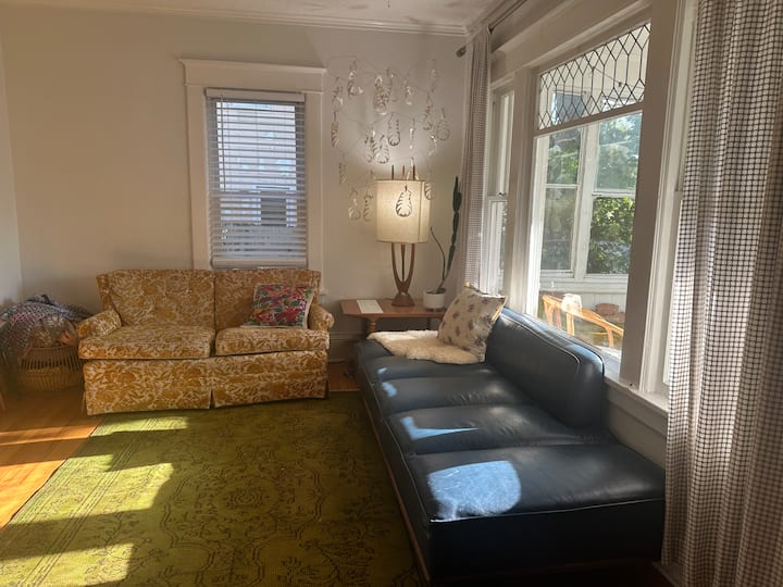 Northeast Cottage- Bright Cozy Home, Deck & Garden - Minneapolis, MN