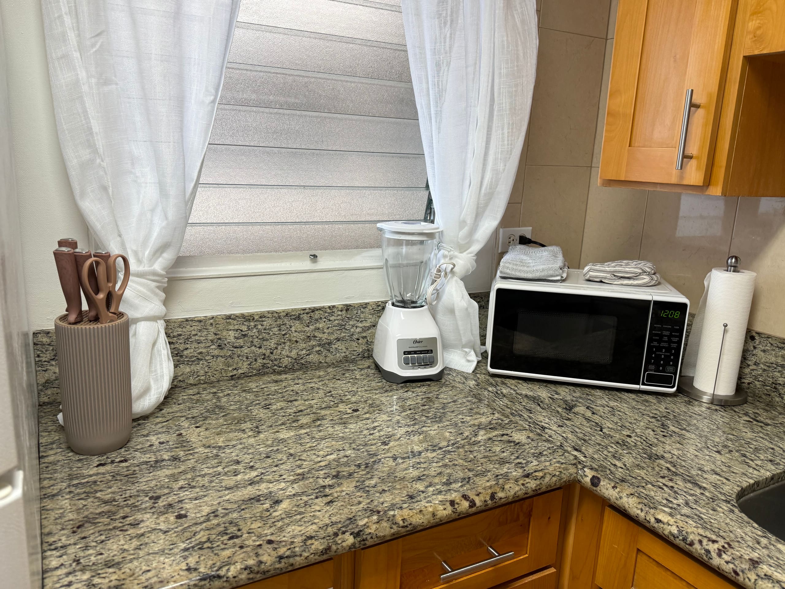 Breezy Waikiki Apt 🌈sleeps 6 & PARKING included - Image 25