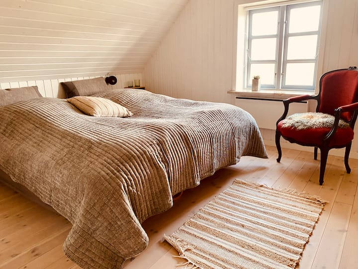 Главна спалня. Суперголямо двойно легло 200 x 200 см.