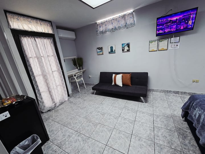 Opties voor een derde gast: gebruik de slaapbank als eenpersoonsbed of kies een verhoogd luchtbed om de zitbank beschikbaar te houden.

Opciones para 3er huésped: usar sofá cama como cama individual o colchón inflable elevado para mantener el sofá disponible.