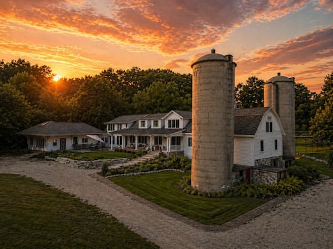 Private | Sleeps 26 | Near Lake Geneva | Dogs OK