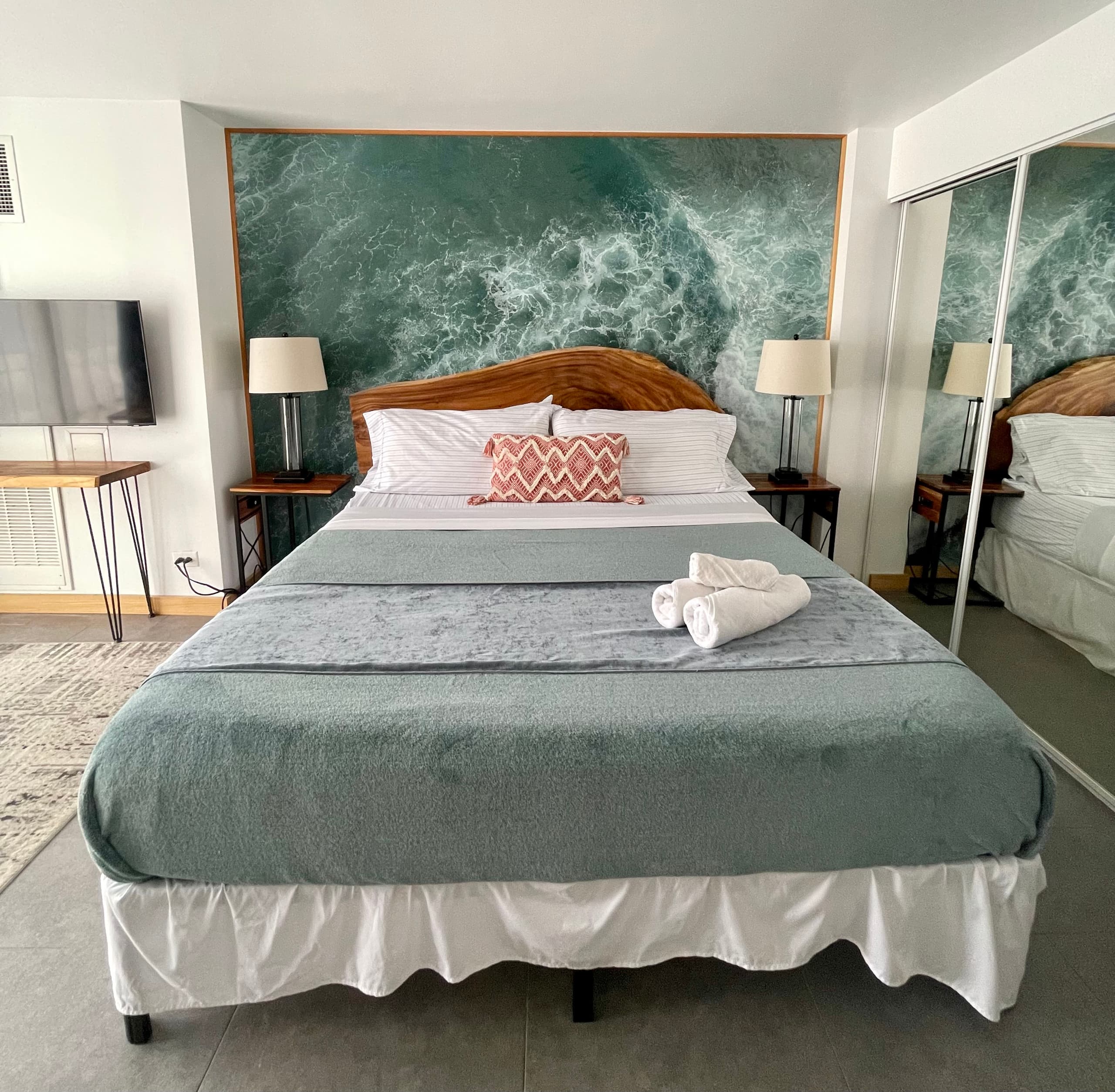 Condo in Honolulu · ★4.96 · Studio · 2 beds · 1 private bath - Image 8