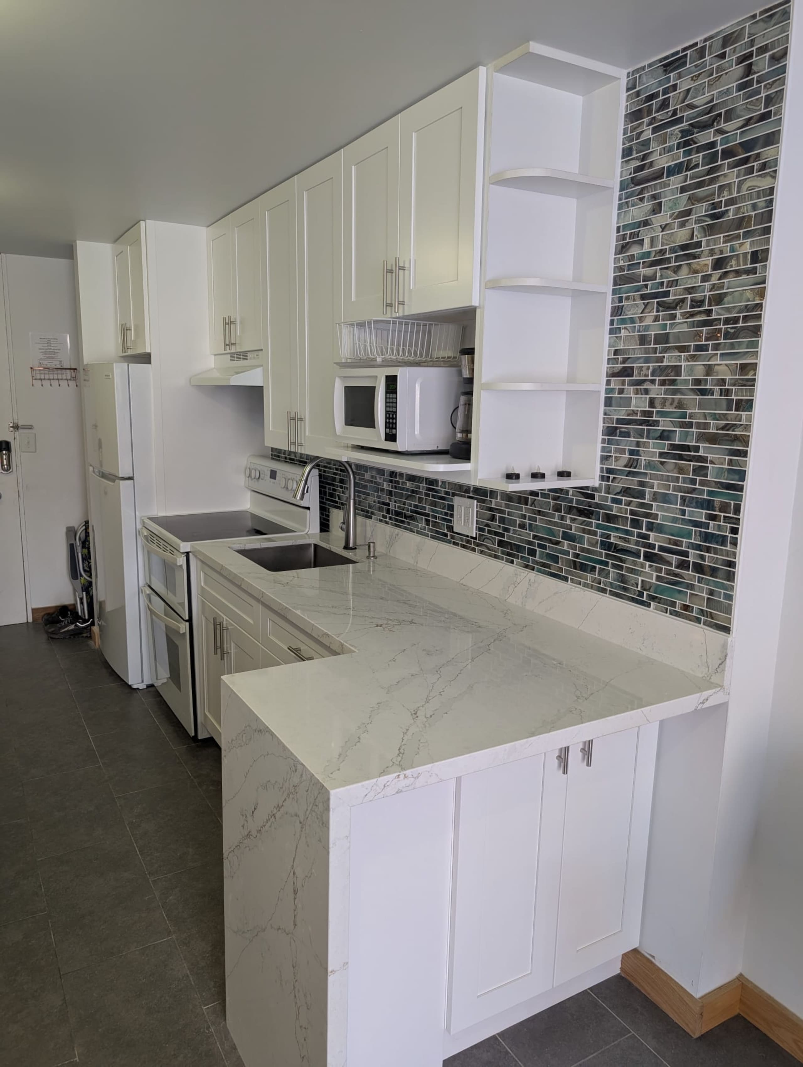 Condo in Honolulu · ★4.96 · Studio · 2 beds · 1 private bath - Image 3