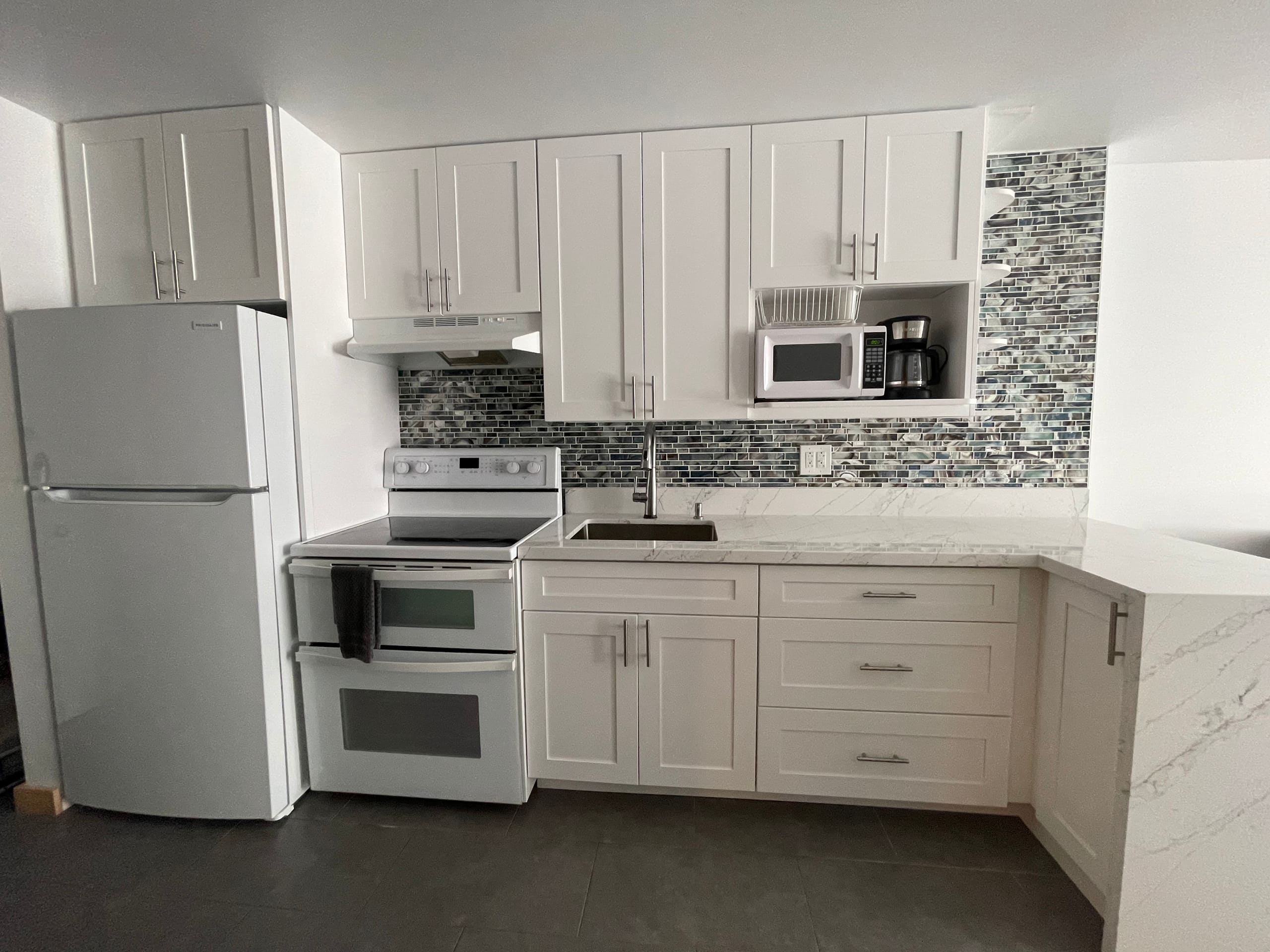 Condo in Honolulu · ★4.96 · Studio · 2 beds · 1 private bath - Image 4