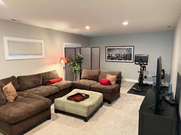 Chumba cha chini cha familia kilicho na kifaa cha kugawanya chumba kati ya kochi na kitanda cha malkia