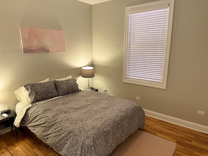 Ghorofa kuu ya chumba cha kulala cha malkia bila mpangilio wa kitanda pacha