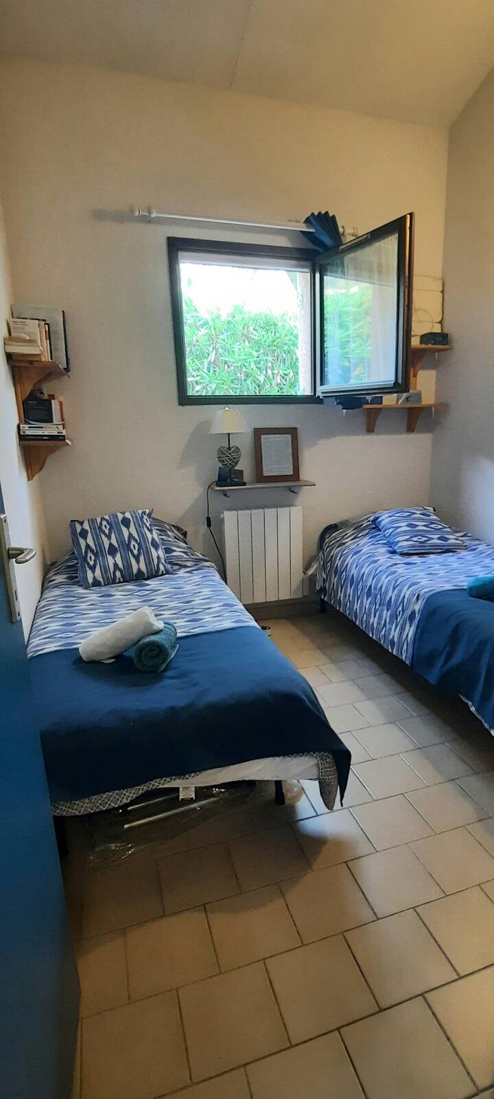 חדר השינה השני שלכם, עם שתי מיטות יחיד שניתן לחבר בקלות