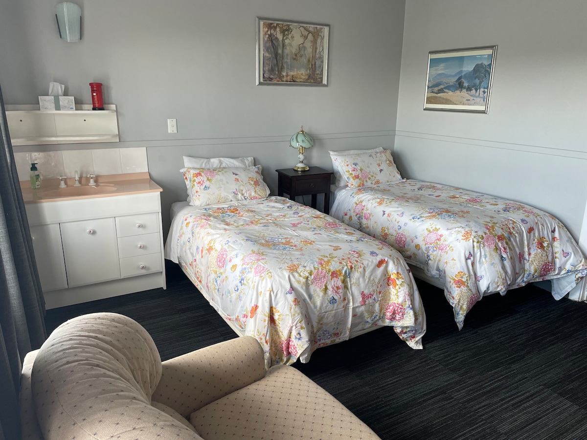 Dve pohodlné jednolôžka s kvalitnou posteľnou bielizňou.  Táto izba má teplú a studenú tečúcu vodu a priestor na uloženie toaletných potrieb do zásuviek toaletného papiera.