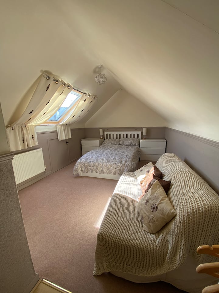 Spálňa s manželskou posteľou a rozkladacou pohovkou (na poschodí)