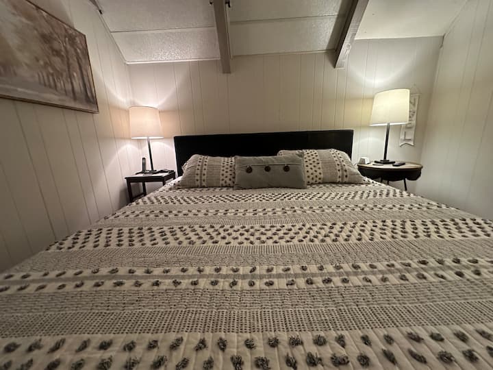 غرفة النوم رقم1 - سرير كينج/تلفزيون/خزانة/درع/إطلالة على الخارج. 
حمام كامل ملحق