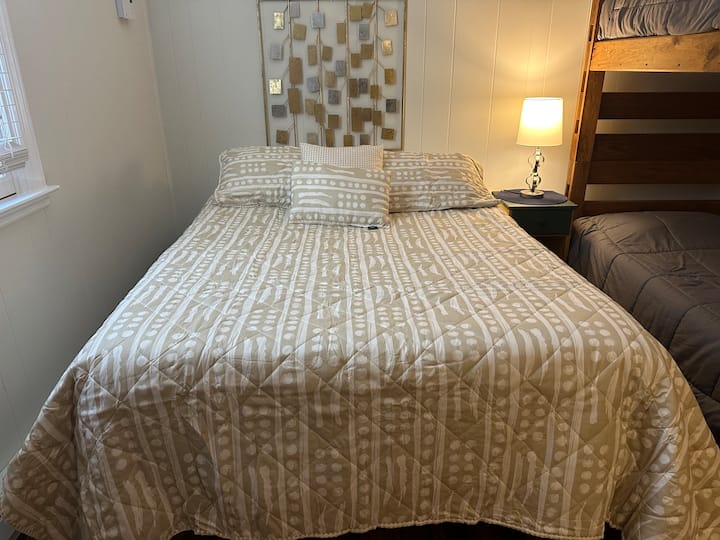 تحتوي غرفة النوم هذه على سرير كامل وسرير بطابقين (توأم)
بجوار غرفة الألعاب - الشرفة - الخور - موقد النار - منطقة الشواء. 