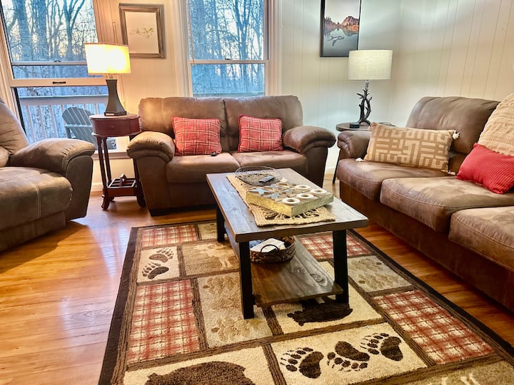 أرائك جلدية لغرفة المعيشة
لراحتك!
تلفزيون ذكي/مشغل أقراص DVD وخيارات أخرى. مكان الحريق/الألعاب والمزيد للعائلات والأصدقاء. 