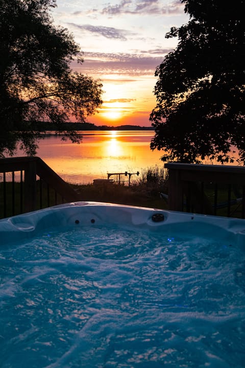Majestic Lake Haven ~ Heated Pool~Hot Tub~ Fishing