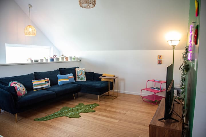 Art-filled Casita: Murals, Plants, + Cozy Color - City Park - Denver