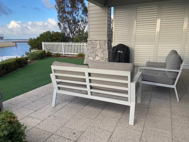 Luxury Canal Retreat with Private Mooring gallery image 4