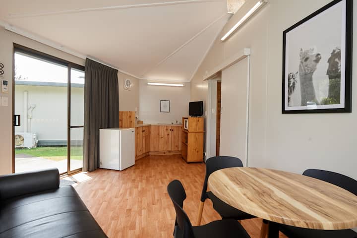 1-bedroom Ensuite Cabin - Sleeps Up To 4 Guests - Mount Gambier