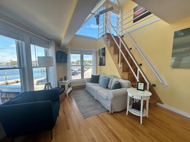 Waterfront in the Heart of Watch Hill gallery image 3