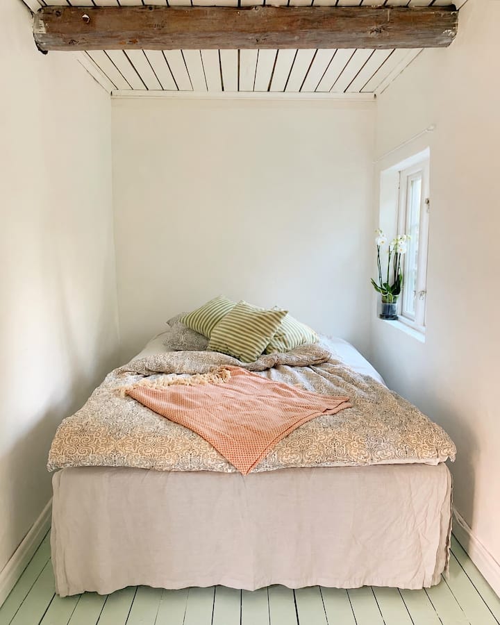 La chambre au rez-de-chaussée, avec un lit de 140. Cette chambre a sa propre entrée depuis l'extérieur, ce qui a été particulièrement apprécié par les adolescents des familles qui ont déjà séjourné ici ou par ceux qui souhaitent dormir un peu à l'écart du reste du groupe.