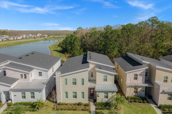 9 Bedrooms / 5 Bathrooms / Storey Lake (2877 Sc)