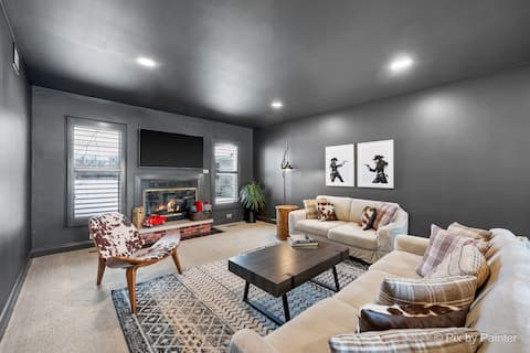 Conv Center | Sleeps 12 KlNG w/Huge Yard WOODFlELD