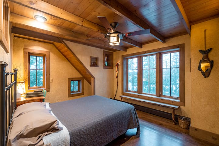 Queen bed, desk, beautiful lighting, expansive views, ceiling fan, closet.