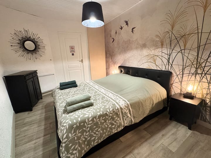 11 m2 bedroom with large bed and mattress in 160 x 200 (25 cm thick) 
Extra pillows and blankets available 
Mirror and hooks