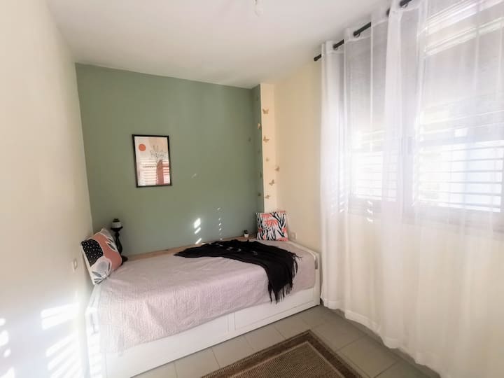 Разтегателният диван се отваря към двойно легло 160*200 см