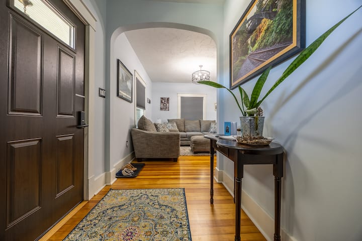 Charming 3bd W/porch, Patio, Fenced Yard, Walkable - Lincoln, NE
