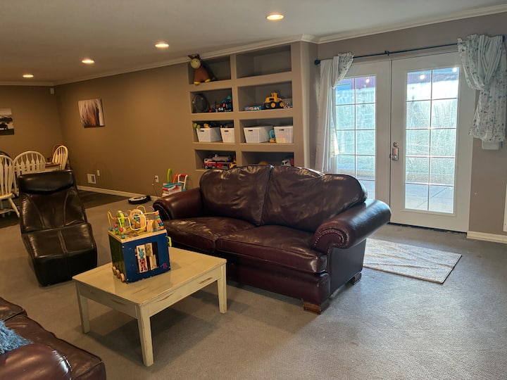 Family Farm Stay, Theater, 3 Beds, 5 Star Bath. - Strasburg, CO