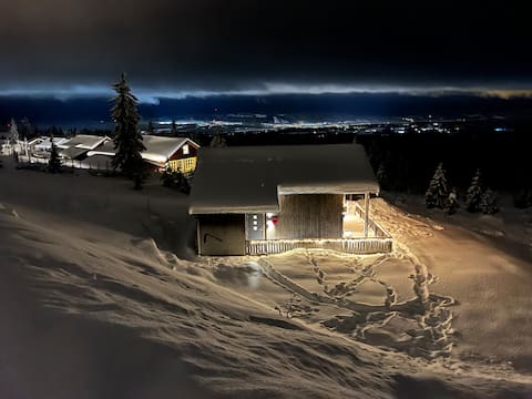 Funkish hut w/lovely view. Cycling, golf, fishing