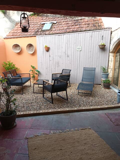 House with courtyard, "Be Happy" historic center