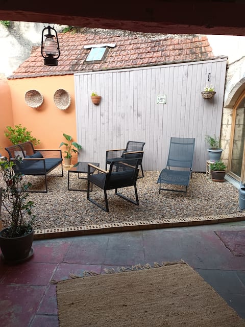 Airbnb performant: House with courtyard, "Be Happy" historic center à Nièvre