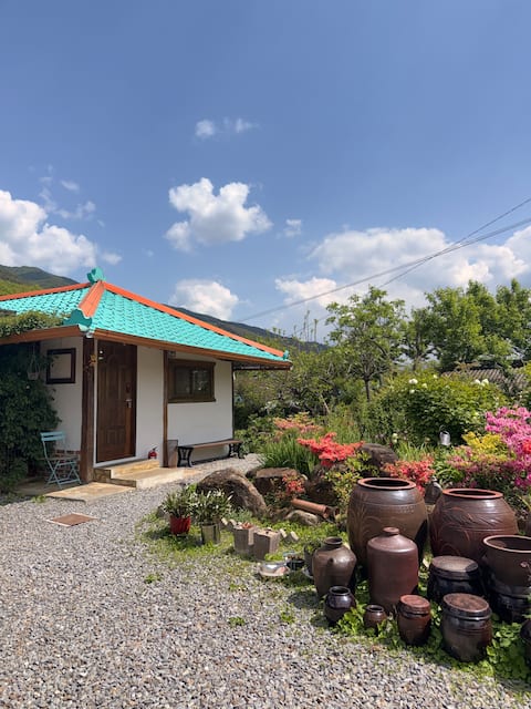 [Multi-night discount] 80-year-old country house, Seomjin River House, 'Annex Atelier'