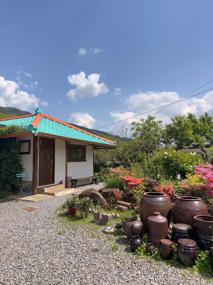 [Multi-night discount] 80-year-old country house, Seomjin River House, 'Annex Atelier'