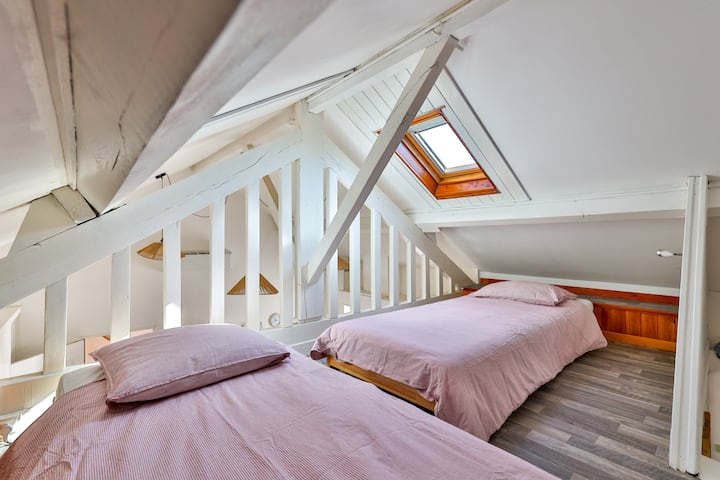 Acogedor altillo con 2 camas individuales, ideal para niños o amigos, en el ático en un ambiente vacacional en Châtelaillon-Plage.