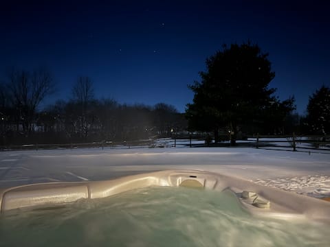 Hot Tub and Peaceful Retreat near Hudson